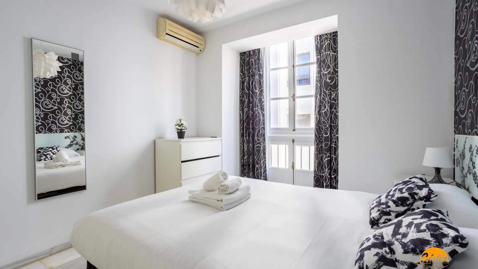 Apartment Red Home By Cadiz Time